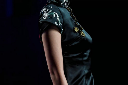 广东时装周 当中式嫁衣遇见西式婚纱，pick一下谁更美(图22)