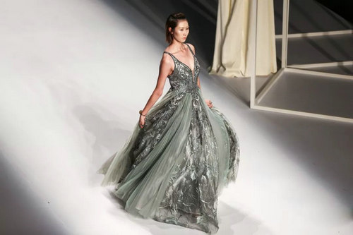 广东时装周 当中式嫁衣遇见西式婚纱，pick一下谁更美(图28)