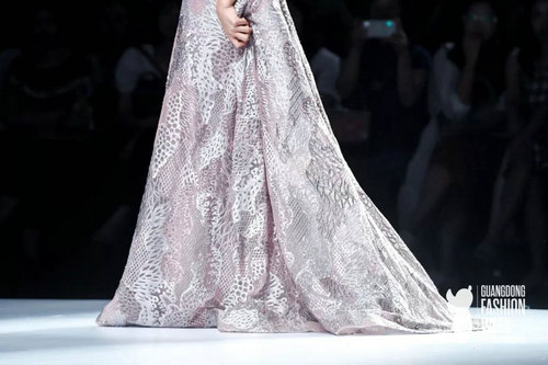 广东时装周 当中式嫁衣遇见西式婚纱，pick一下谁更美(图36)