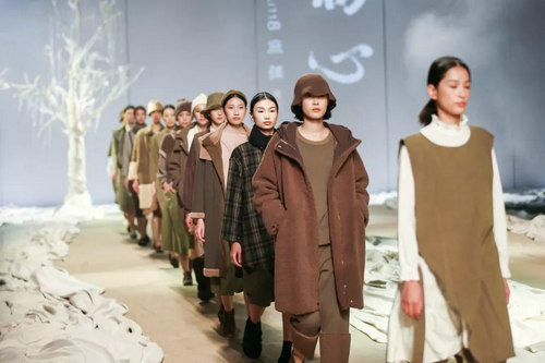 广东时装周 当中式嫁衣遇见西式婚纱，pick一下谁更美(图50)