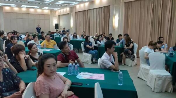 喜报丨HYQ花月秋2019新零售招商说明会圆满成功!(图3) 喜报丨HYQ花月秋2019新零售招商说明会圆满成功!(图3)