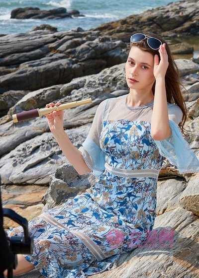 金蝶茜妮春夏穿这些碎花连衣裙单品,优雅显气质! (图2) 金蝶茜妮春夏穿这些碎花连衣裙单品,优雅显气质! (图2)