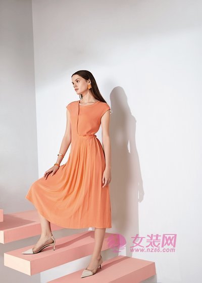 乔帛夏天不同气质的切换 就靠美“炸”天的连衣裙(图2) 乔帛夏天不同气质的切换 就靠美“炸”天的连衣裙(图2)