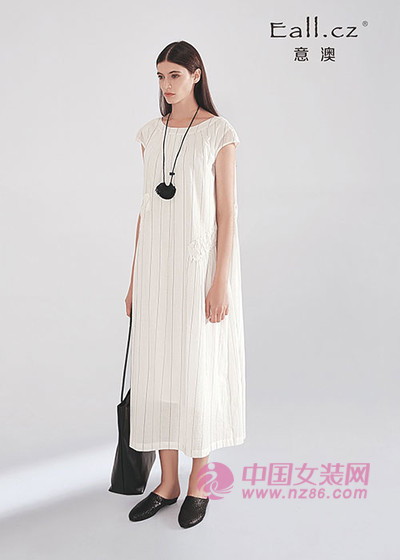 意澳长裙也能演绎通勤风 不一样的时尚,照亮你的职场生活(图1) 意澳长裙也能演绎通勤风 不一样的时尚,照亮你的职场生活(图1)