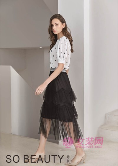 素帛T恤搭配白色半身裙 凸显身材曲线很优雅(图2)