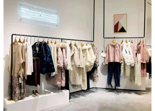 服装店进货如何挑选到爆款 利用爆款盈利(图1)