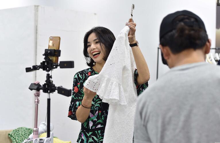 直播卖衣服需要怎么做?服装店直播卖货技巧分享(图1) 直播卖衣服需要怎么做?服装店直播卖货技巧分享(图1)