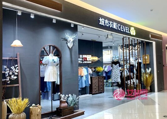 夏季服装上新如何陈列能引爆客流？服装店夏季陈列技巧(图2)